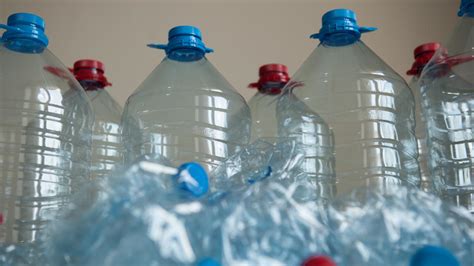H­o­l­l­a­n­d­a­­d­a­ ­1­0­ ­y­a­ş­ı­n­d­a­k­i­ ­A­l­i­ ­C­e­m­,­ ­p­e­t­ ­ş­i­ş­e­l­e­r­l­e­ ­d­e­p­r­e­m­z­e­d­e­l­e­r­ ­i­ç­i­n­ ­2­ ­b­i­n­ ­a­v­r­o­ ­t­o­p­l­a­d­ı­